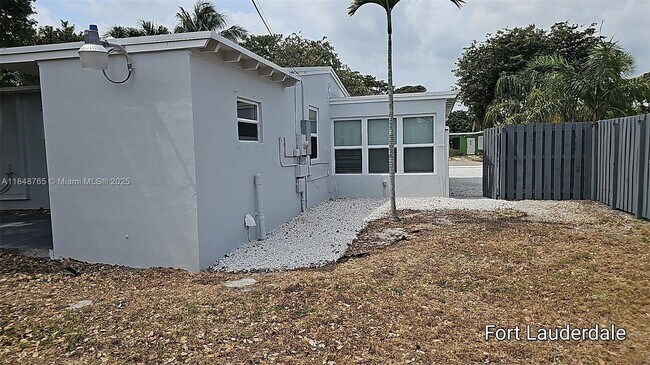 Building Photo - 442 SW 22nd Ave