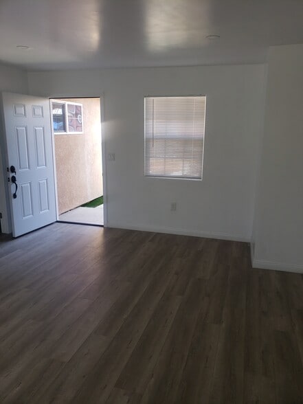 Building Photo - 1540 W 58th St