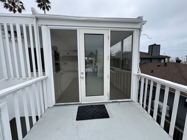 Building Photo - Charming Meets Modern – Renovated 2 Bed / ...