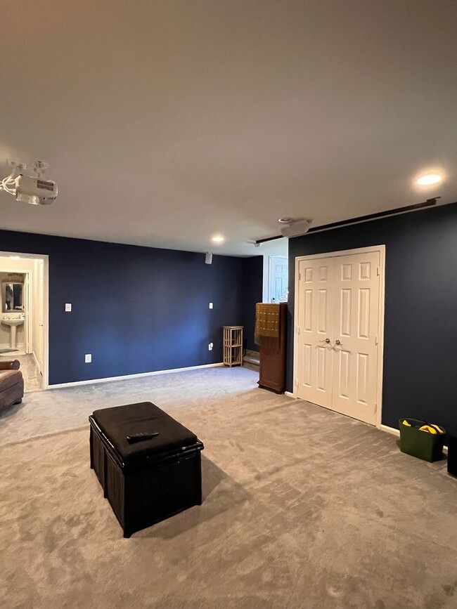 Building Photo - Heart's Desire End Unit Townhome 2700+ SqF...