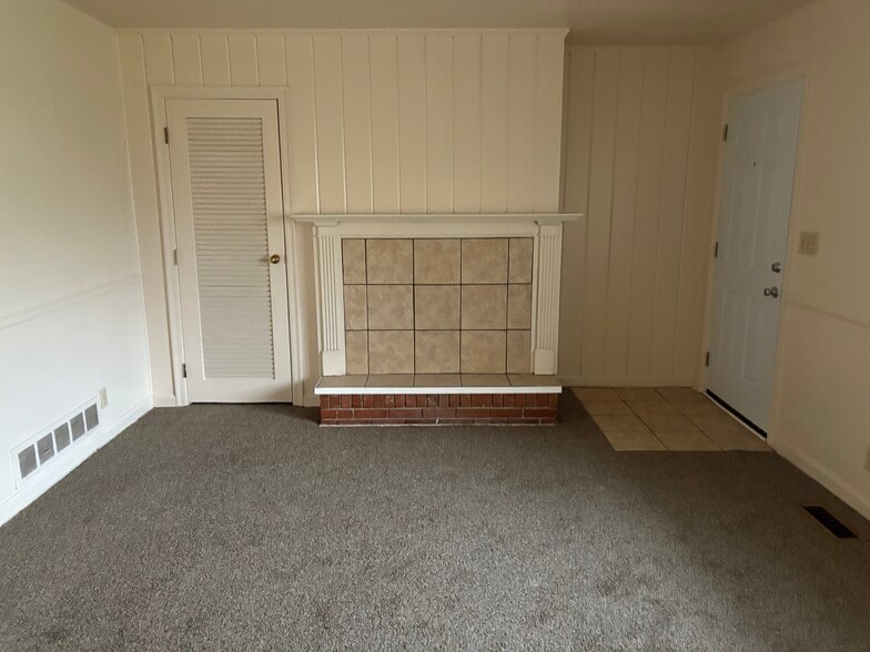 Family Room - 628 W Norman Ave