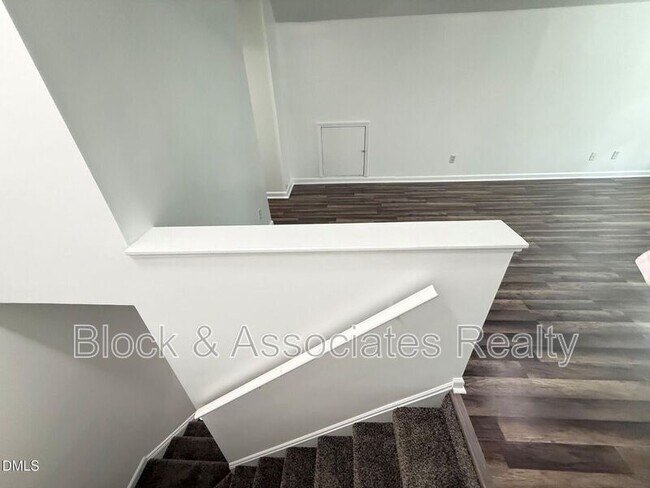 Building Photo - 401 Holly Berry Ln