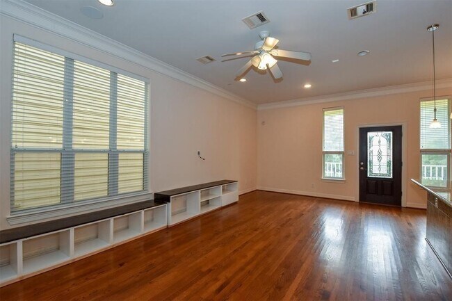 Building Photo - 815 Garden Rose Ln