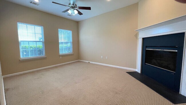 Building Photo - 2 Bedroom, 2.5 Bathrooms Townhome in the Heart of Savannah's Southside