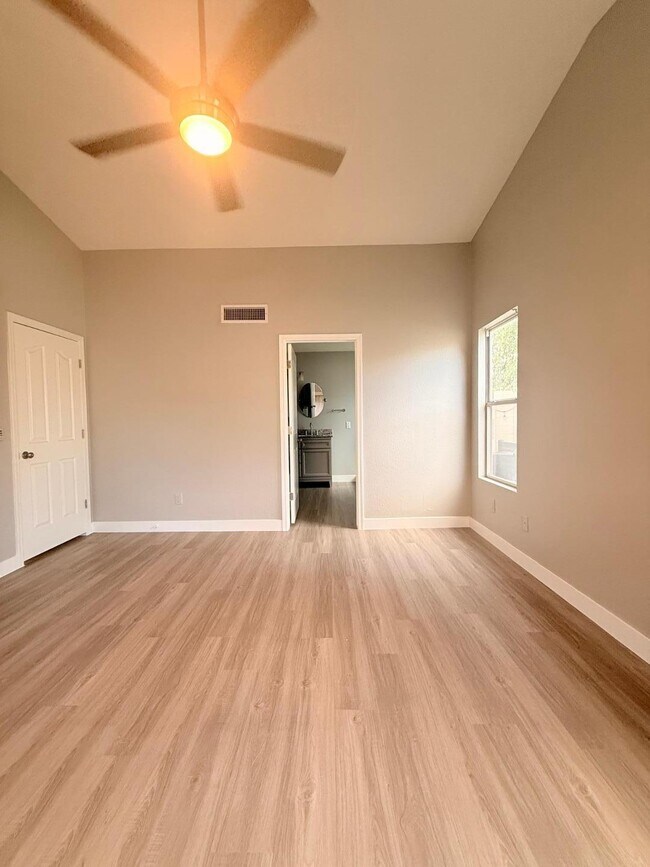 Building Photo - 3948 E Stanford Ave