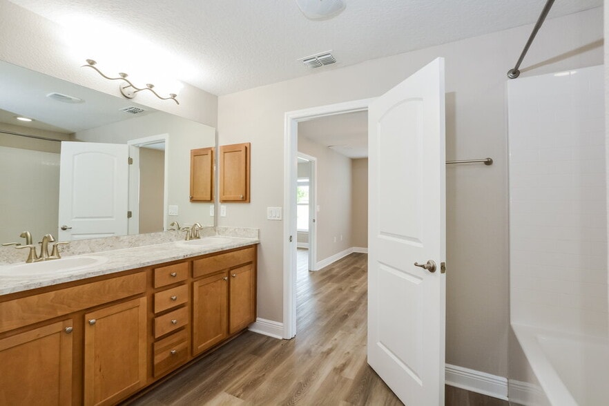 Building Photo - 7636 Sloewood Dr