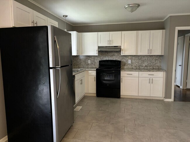 Building Photo - LARGE Spacious 5 bedroom 3 bathroom House