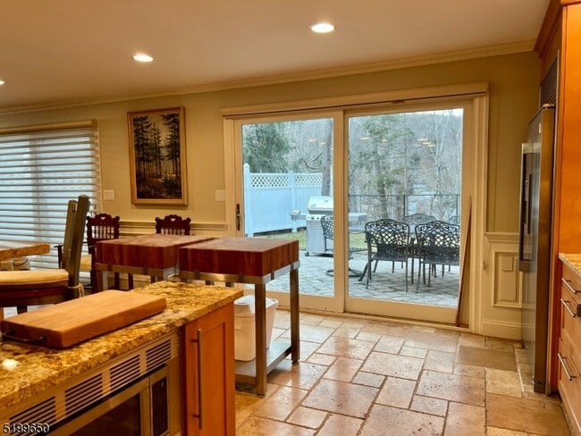 Building Photo - 132 Lakeshore Dr