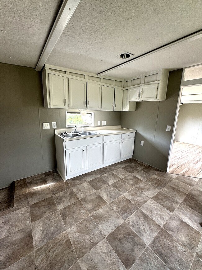 Building Photo - 233 Jolly Roger Dr