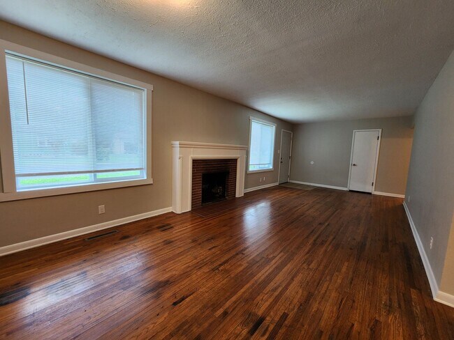 Building Photo - Spacious 3-Bedroom, 1-Bathroom Home AVAILABLE NOW!!