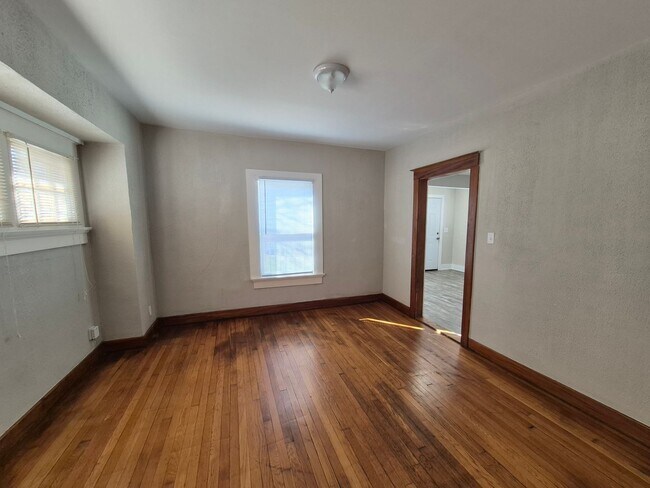 Building Photo - Gorgeous large 3-bedroom house