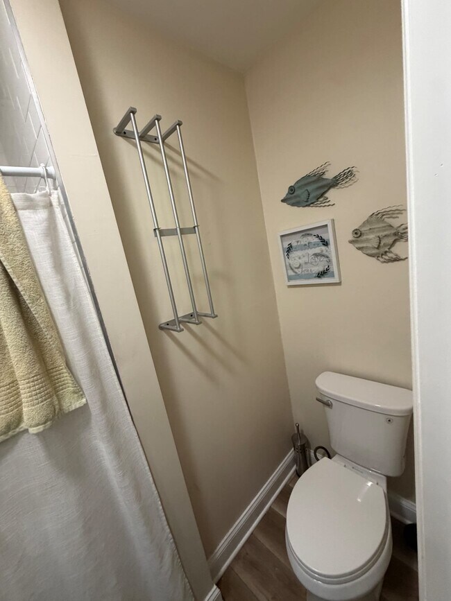 Building Photo - 408 Apple Dr