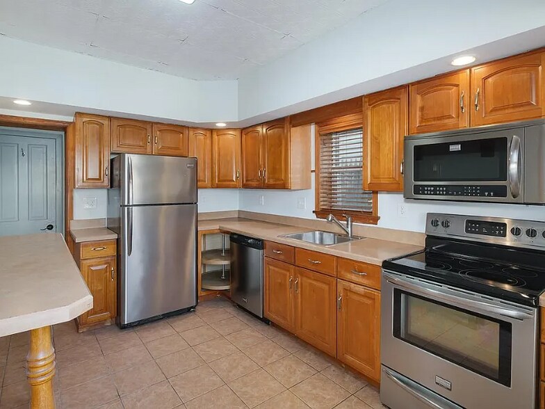 Building Photo - 3194 Almond St