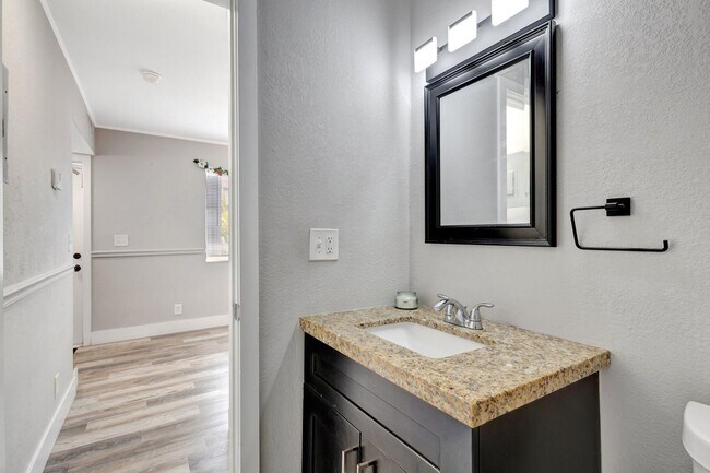 Building Photo - 2110 Sherwood Forest Blvd