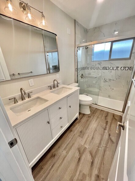 Bathroom photo #1 - 1327 La Palma St