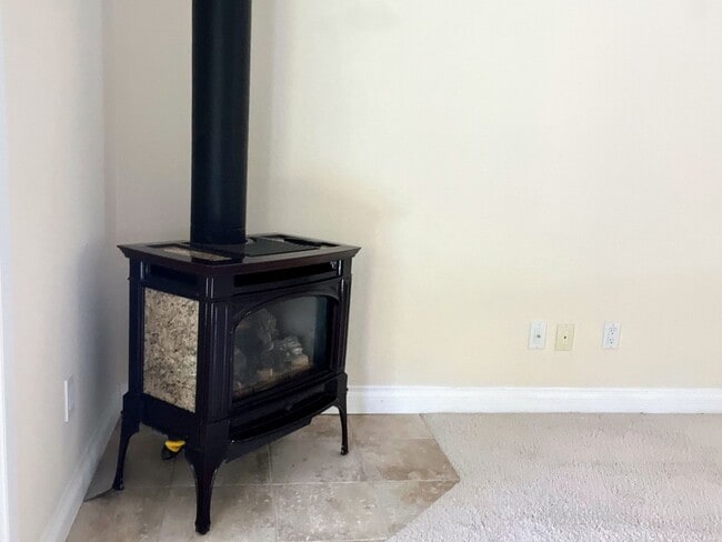 Building Photo - beautiful home in downtown gardnerville