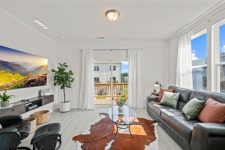 Building Photo - 1955 Robin Hill Ln