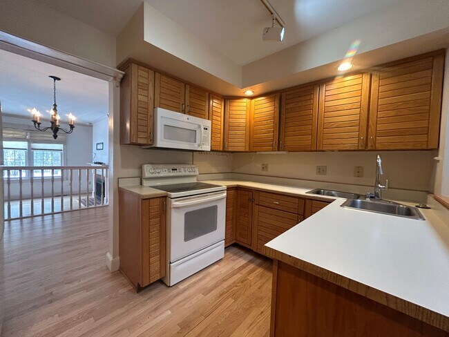 Building Photo - Beautiful 4 Bed/2.5 Bath Condo Available Now in Portsmouth NH |