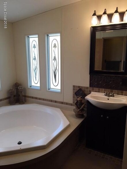 Building Photo - 1617 Ridge Dr