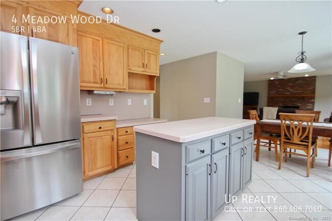 Building Photo - 4 Meadow Wood Dr