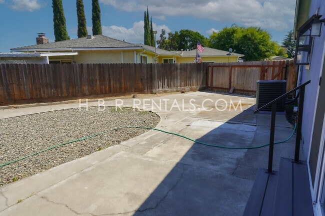 Building Photo - Spacious Family Retreat in Manteca, Ready ...