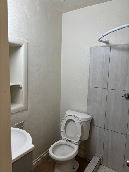 Building Photo - 1075 W State St