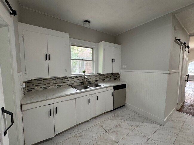 Building Photo - Updated Farm House in Central Waco