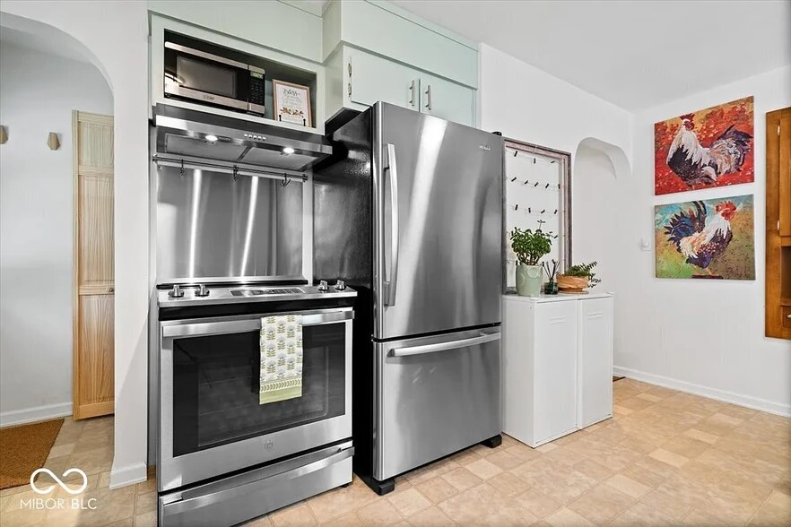 Building Photo - 636 S Broadway St