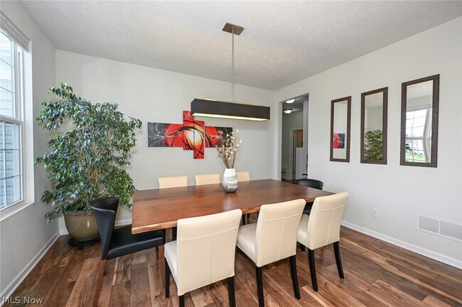 Building Photo - 4816 Lake View Dr