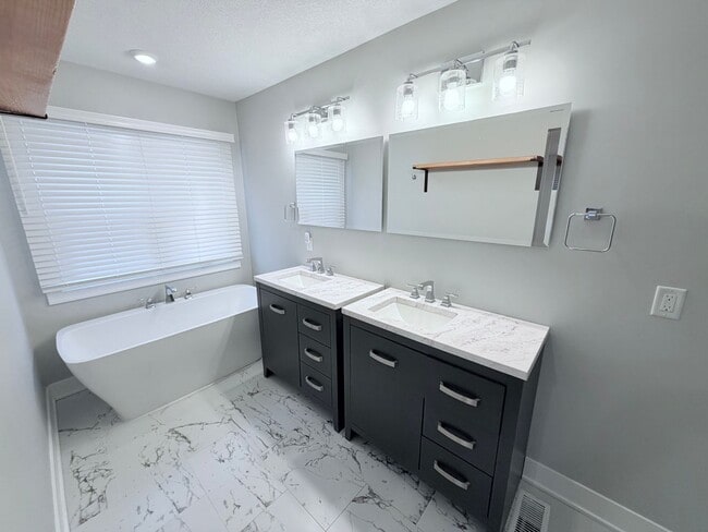 Building Photo - Spacious 4-Bedroom Home with Pond Views & EV-Ready Garage – Bloomington!!