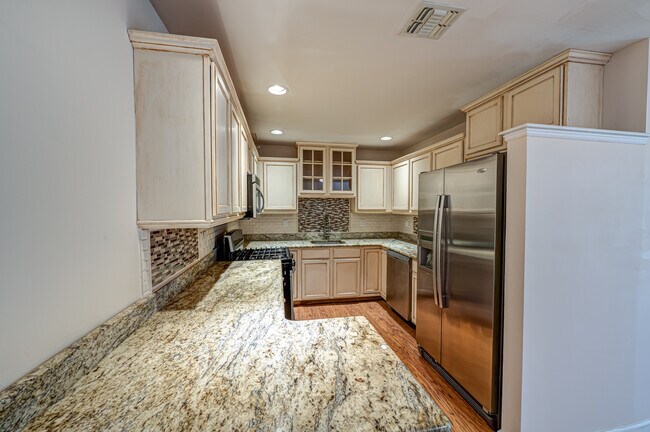 Building Photo - 1113 Savoy Dr