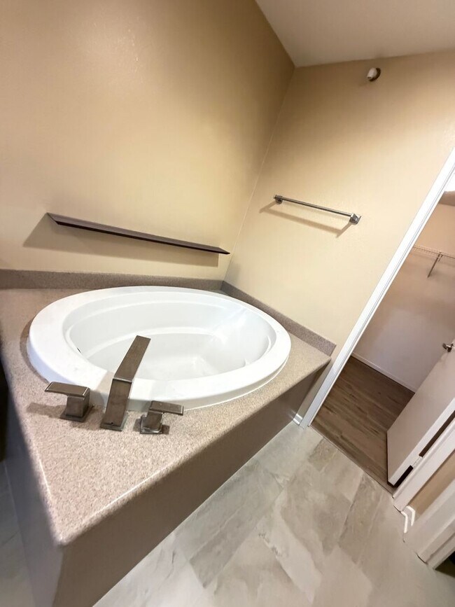 Building Photo - Unbeatable Downtown Escondido Townhome