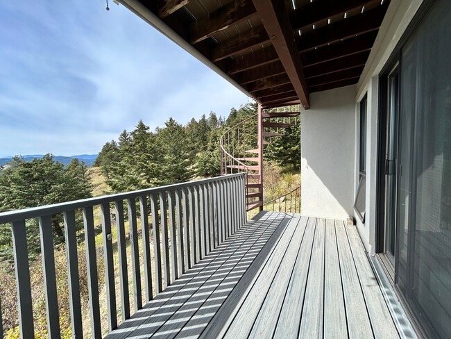 Building Photo - 2 Bedroom Mountain Home with Loft and Spec...