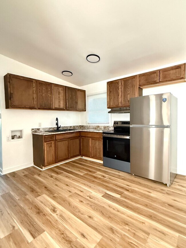 Building Photo - Beautifully Renovated 3 Bedroom Home with Spacious Backyard & Covered Parking