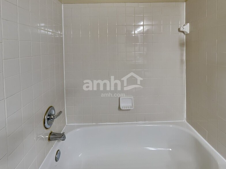 Building Photo - 2097 Earlsway Dr