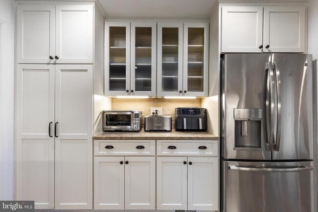Building Photo - 9830 Meadow Valley Dr