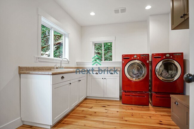 Building Photo - 3 Bed 2.5 Bath for Rent in Lake Forest Park!