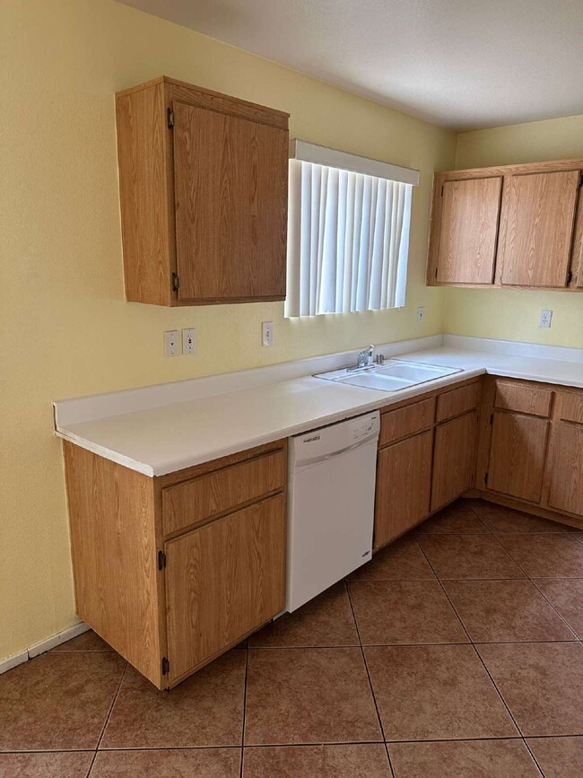 Building Photo - "Stylish and Spacious 3-Bed Home in Las Vegas with over 1500 sqft on a corner lot