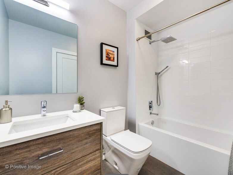 Building Photo - 400 N La Salle Dr