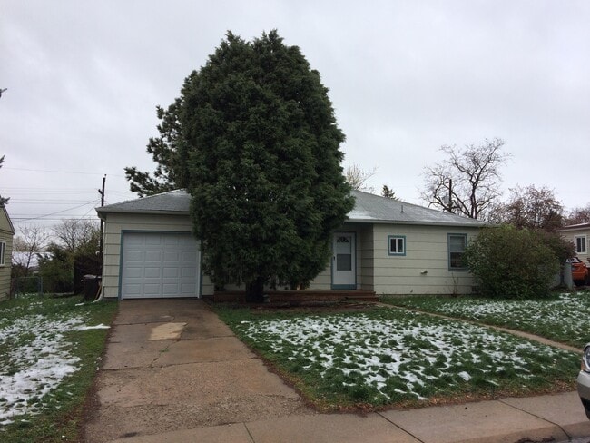 Building Photo - 3 Blocks from CU! Great South Boulder Location Preleasing for August 1st 2026