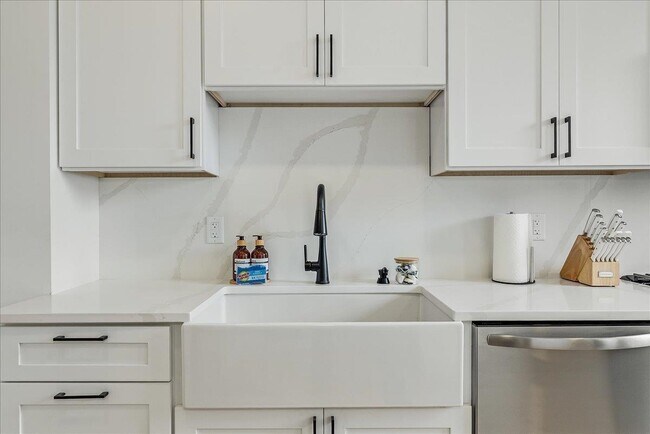 Building Photo - 97-99 Zabriskie St