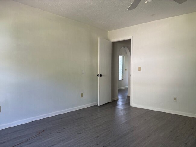 Building Photo - ***SPECIAL - TWO WEEKS FREE*** Charming 2-...