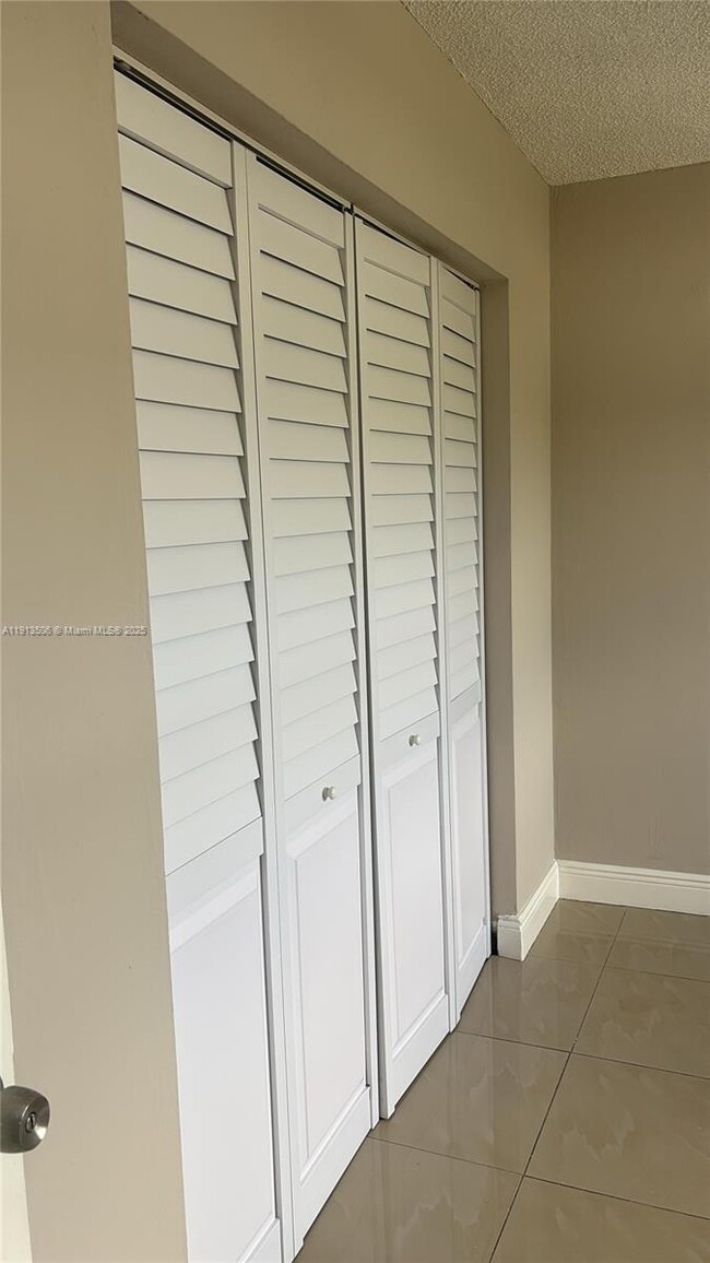 Building Photo - 13725 NE 6th Ave