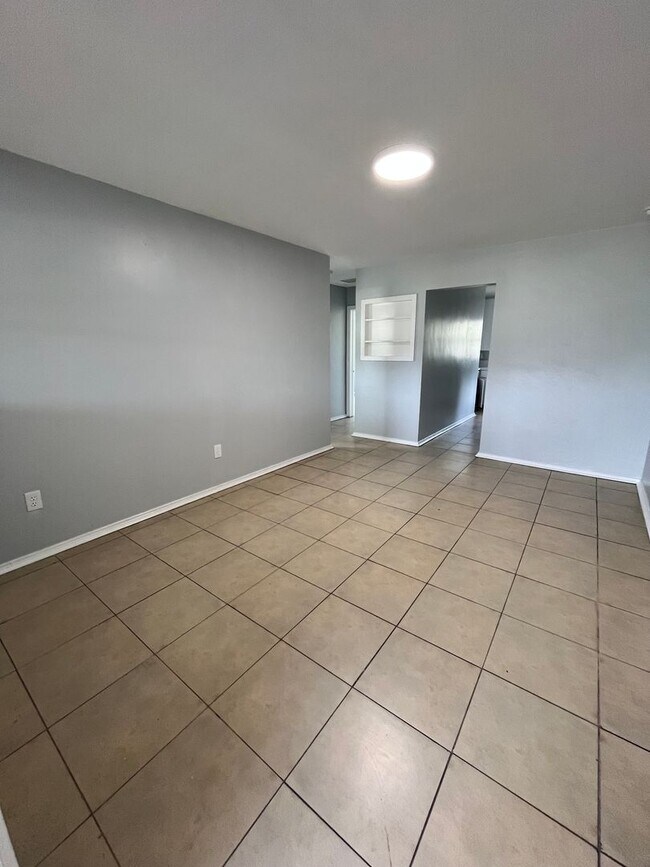 Building Photo - Beautiful 3BR/1BA Lakeland Home with Bonus Room Near Southeastern University!