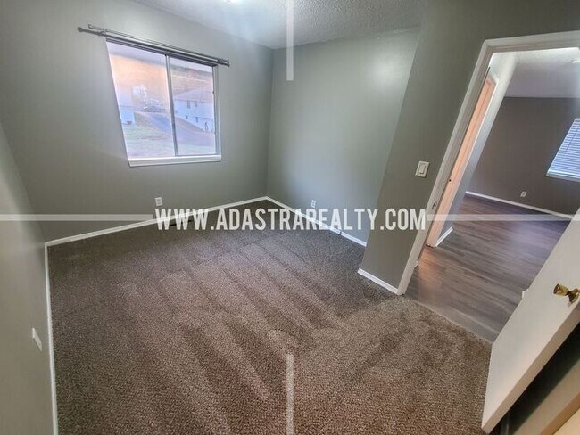 Building Photo - Very Nice Overland Park Duplex-Available in APRIL!!