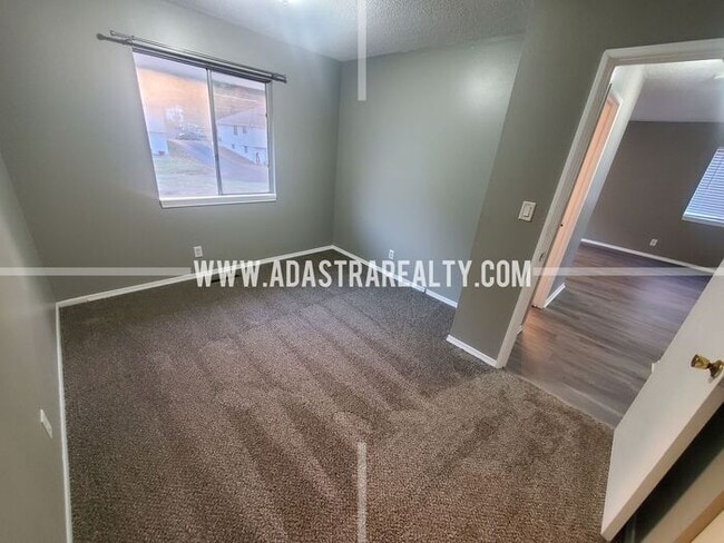 Building Photo - Very Nice Overland Park Duplex-Available NOW!!