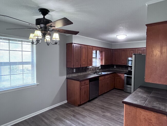 Building Photo - 215 Berkshire Cir
