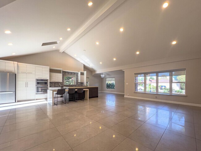 Building Photo - 15424 Camarillo St