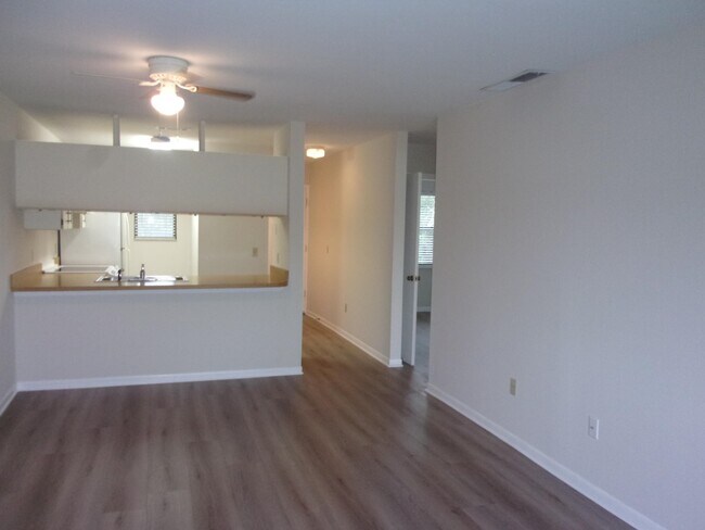 Building Photo - 700 W Pope Rd