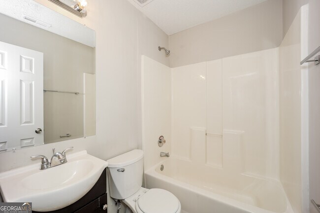 Building Photo - 4050 Robin Cir